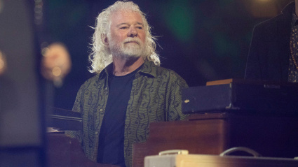 2PJB81A Austin Texas USA, March 31 2023: Legendary keyboardist of the Rolling Stones CHUCK LEAVELL teams up with rock & roll band The Black Crowes for a taping of Country Music Television's (CMT) Crossroads show. Credit: Bob Daemmrich/Alamy Live News