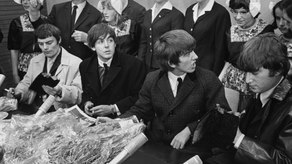 2APCA37 Arrival Beatles at Schiphol Airport, the Beatles during press conference. Vlnr Jimmy Nicol, replacement of Ringo Starr, Paul McCartney, George Harrison, John Lennon Date: 5 June 1964 Location: Noord-Holland, Schiphol Keywords: music, press conferences, pop groups Personal name: Harrison George, Lennon, John, Mccartney Paul, Nicol Jimmy Institution name: Beatles