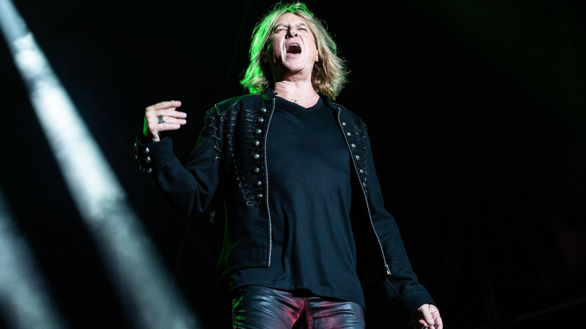 2XN11HR Joe Elliott of Def Leppard performing live