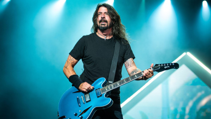 2H7HE8N LONDON, LONDON STADIUM, JUNE 23RD 2018: Dave Grohl, guitarist, singer and founder of the American band Foo Fighters performing live on stage for the ?Concrete and Gold? world tour 2017/2018