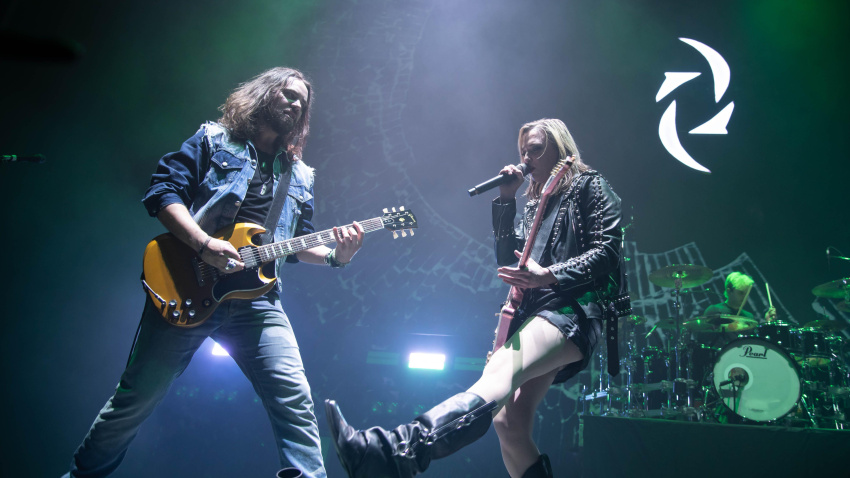 2M0Y3KC Lzzy Hale & Joe Hottinger of Halestorm performing at the OVO Hydro in Glasgow on the 6th December 2022