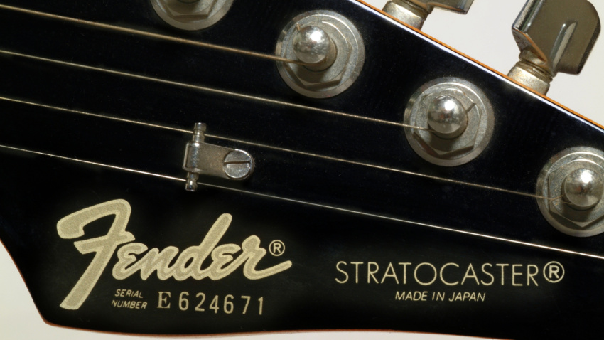 A82TBF close up machine head fender stratocaster guitar