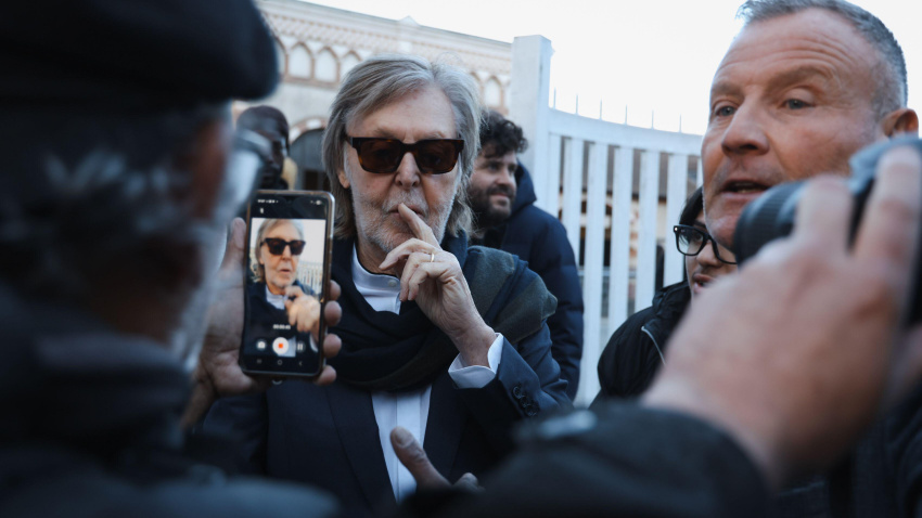 3DY3AAM Paris, France - March 4, 2026: Paul McCartney attends Stella McCartney FW 2026-2027 show as part of Paris Fashion Week (photo: Bruno Ngarukiye)