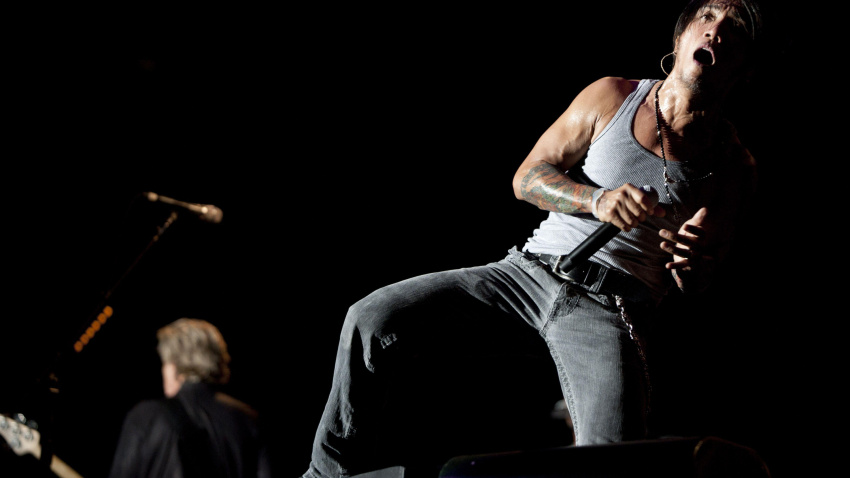 2HM5WA9 Milan Italy 2011-06-21: Live concert of the Journey at the Arena Fiera Milano Rho, the singer Arnel Pineda during the concert