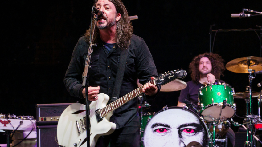 3DG9G8D January 15, 2026, Inglewood, California, USA: Dave Grohl and drummer Ilan Rubin of the rock band Foo Fighters perform on stage during a benefit concert at KIA Forum. (Credit Image: © K.C. Alfred/ZUMA Press Wire) EDITORIAL USAGE ONLY! Not for Commercial USAGE!