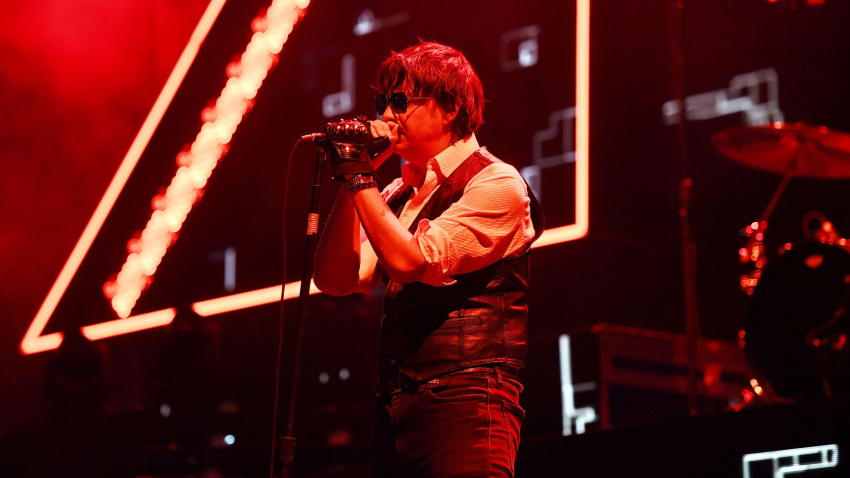 3BPGX5E LONDON, ENGLAND - AUGUST 25: Julian Casablancas of ?The Strokes? performing at ALL POINTS EAST, Victoria Park on August 25, 2023 in London, England.CAP/MAR©MAR/Capital Pictures
