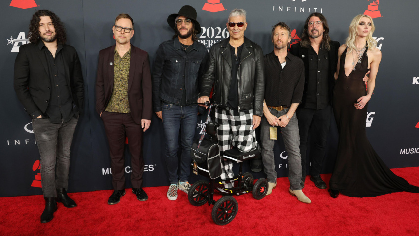 3DKH5M2 30 January 2026 - Los Angeles, California -Nate Mendel, Ilan Rubin, Pat Smear, Taylor Momsen, Dave Grohl o, Chris Shiflett, Rami Jaffee.   MusiCares Person of the Year Honoring Mariah Carey held at  Los Angeles Convention Center  Los Angeles. Photo Credit: AdMedia