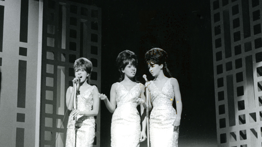 BJ3H4G THE RONETTES - US vocal group at the London Palladium 11 October 1964