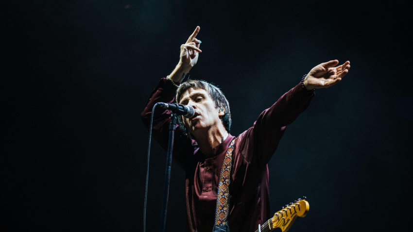 2H34NG3 Johnny Marr live at old trafford cricket ground  25th september 2021