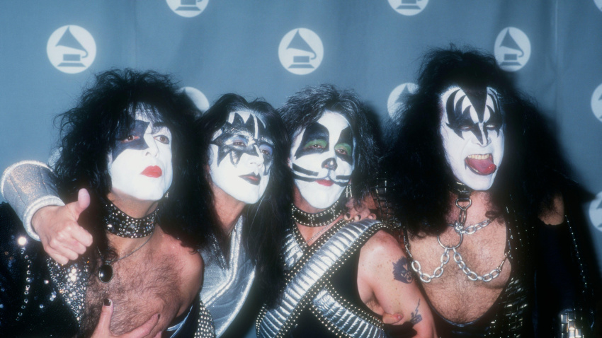 2CA230W Los Angeles, California, USA 28th February 1996 (L-R) Musicians Paul Stanley, Ace Frehley, Peter Criss and Gene Simmons of KISS attend the 38th Annual Grammy Awards on February 28, 1996 at the Shrine Auditorium in Los Angeles, California, USA. Photo by Barry King/Alamy Stock Photo
