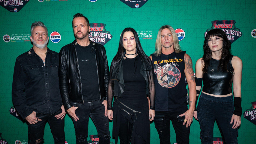3DB80XN Evanescence - Troy McLawhorn, Tim McCord, Amy Lee, Will Hunt, Emma Anzai attend the 2025 KROQ Almost Acoustic Christmas at The Kia Forum on December 13, 2025 in Inglewood, California. Photo: Boston Schulz/imageSPACE/MediaPunch