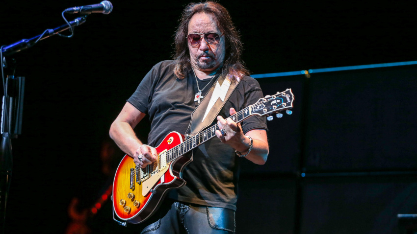 F3PW10 Ace Frehley performs live in concert