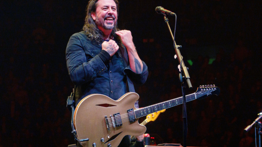 3DG9GAJ January 15, 2026, Inglewood, California, USA: Dave Grohl of the rock band Foo Fighters performs on stage during a benefit concert at KIA Forum. (Credit Image: © K.C. Alfred/ZUMA Press Wire) EDITORIAL USAGE ONLY! Not for Commercial USAGE!