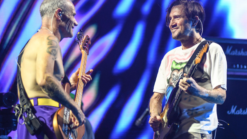 2T9PX29 John Frusciante (guitar), Flea (bass). Red Hot Chili Peppers. Live in Buenos Aires, Argentina