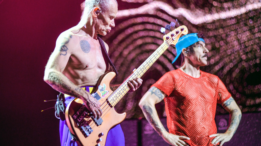 2T9PX3G Flea (bass), Anthony Kiedis (vocals). Red Hot Chili Peppers. Live in Buenos Aires, Argentina