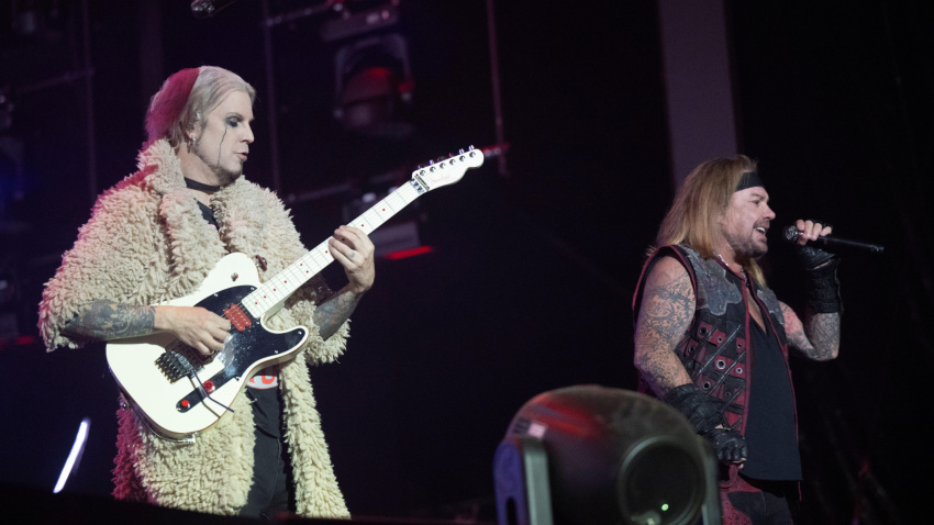 2R6AB7C Sweden, June 07, 2023. John 5 and Vince Neil of Motley Crue performs live on the Festival Stage at Sweden Rock Festival on June 07, 2023. Photo: Fredrik Sandberg/TT/code 10080 Credit: TT News Agency/Alamy Live News