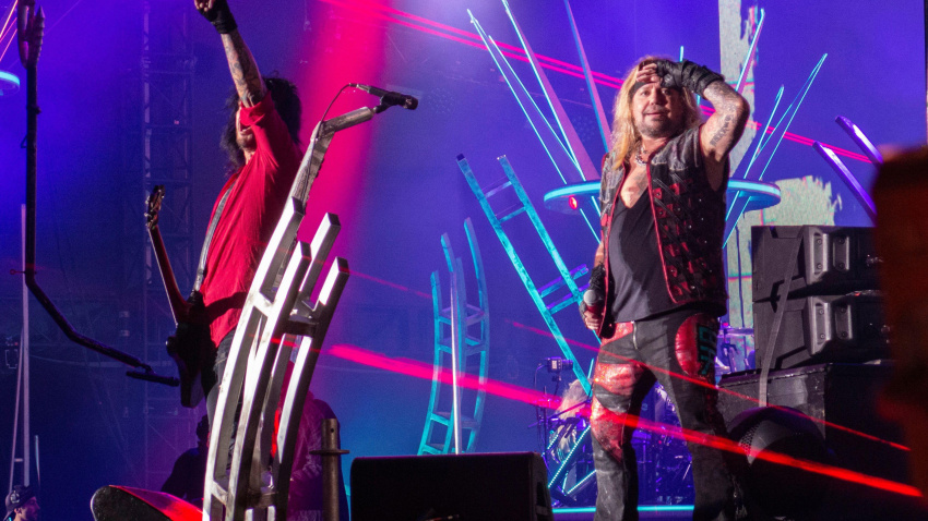 2JTBYRC August 28, 2022, San Diego, California, USA: Nikki Sixx, left, and Vince Neil of the rock band Motley Crue perform live in concert at Petco Park during The Stadium Tour. (Credit Image: © K.C. Alfred/ZUMA Press Wire)