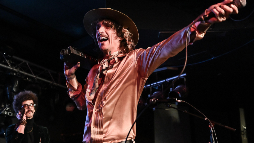 3CY7R52 Justin Hawkins of The Darkness during the concert ?Dreams On Toast? Tour 2025!, at the Oriom Live Club, on October 17, 2025 in Ciampino, Rome, Italy.