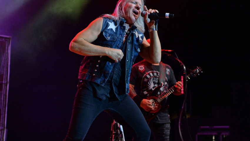 2J9A150 Pompano Beach FL, USA. 20th May, 2022. Robert Mason of Warrant performs during The Live To Rock Tour at The Pompano Beach Amphitheater on May 20, 2022 in Pompano Beach, Florida. Credit: Mpi04/Media Punch/Alamy Live News