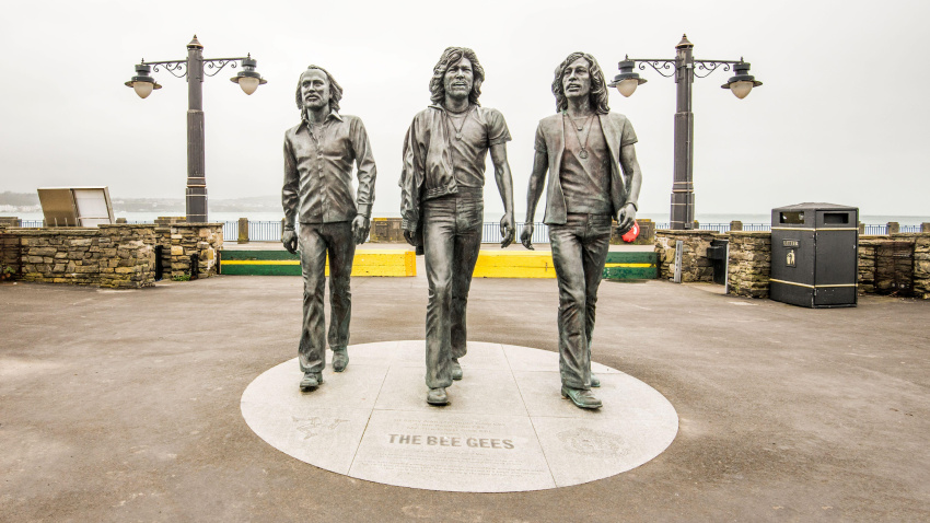 2X1RGCJ A statue of the Bee Gees by sculptor Andy Edwards was unveiled in Douglas Isle of Man in 2021.Located on Loch Promenade between Marine Gardens 1 & 2..