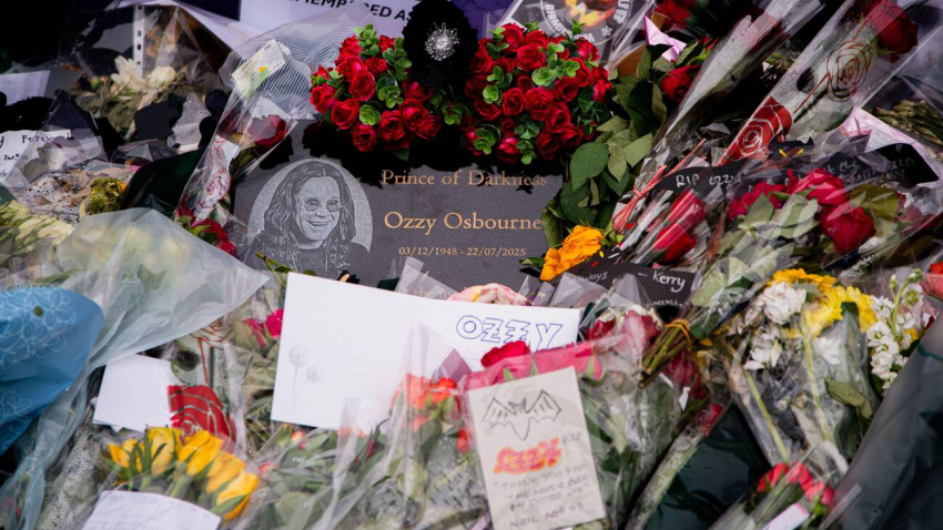 3CFPAT5 3CFPAT5 Tributes to the late Ozzy Osbourne in Birmingham City Centre