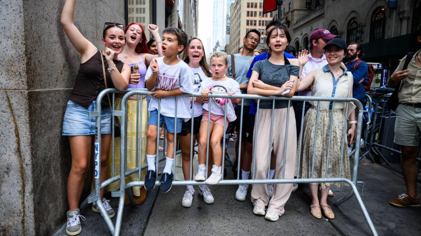 3EYJ9JM 3EYJ9JM New York, USA. 03rd July, 2026. Onlookers are standing behind barriers at Madison Square Garden. According to multiple U.S. media reports, the wedding celebrations for pop star Taylor Swift and professional football player Travis Kelce have begun. Credit: Tom Weller/dpa/Alamy Live News
