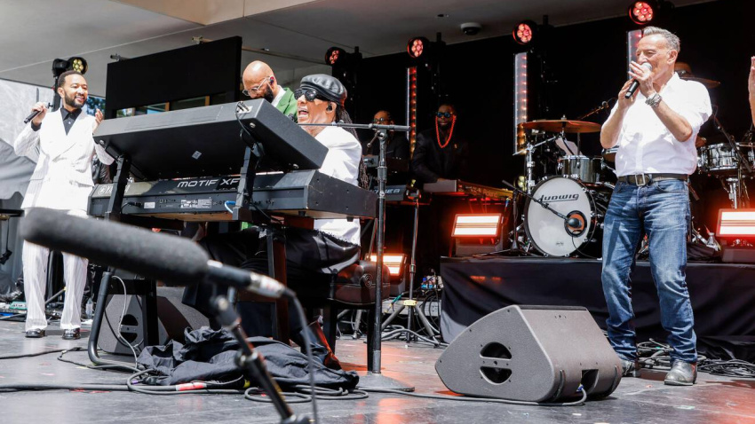 3ERKBP0 3ERKBP0 Chicago, United States. 18th June, 2026. Stevie Wonder (C) performs with John Legend (L) and Bruce Springsteen (R) at the grand opening for the Obama Presidential Center in the center's John Lewis Plaza in Chicago, Illinois, on Thursday, June 18, 2026. The grounds open to the public on Juneteenth, June 19th. Photo by Tannen Maury/UPI Credit: UPI/Alamy Live News