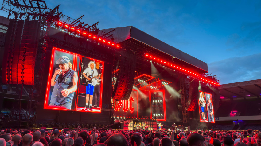 3CFBC3W 21st August 2025Murrayfield Stadium, Edinburgh.Rock music legends AC/DC play to a sell out crowd of fans at Murrayfield Stadium as they return to Scotland for the first time in ten years to play the Power Up tour as Brian Johnson and Angus Young front the band blasting out hits to the adoring fans.Pic Phil Wilkinson / Alamy Live News