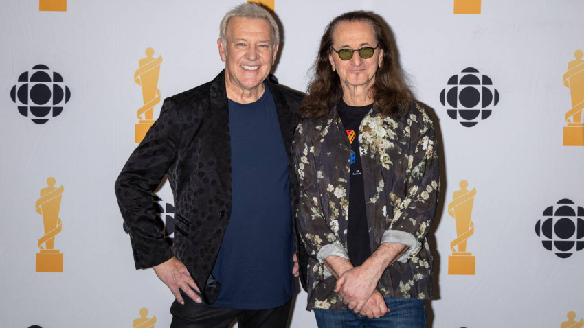3E4XEKA Hamilton, Canada. 21st Sep, 2024. Alex Lifeson, left, and Geddy Lee, of the band Rush, pose for photos during the 2026 Juno Awards in Hamilton, on Sunday March 29, 2026. Credit: The Canadian Press/Alamy Live News
