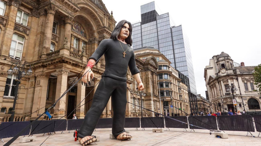 3F37N66 Birmingham city centre, 22 July 2026 - Fans of Ozzy Osbourne visited Birmingham city centre on Wednesday 22nd July for the anniversary of his death on July 22 2025. The city has put on various events and photo opportunities including havinf a Polaroid with the New Street Ozzy Bull that has been dressed in Ozzy's glasses, the inflatable giant Ozzy figure that was on display at the Back to the Beginning gig and visiting the Black Sabbath Bridge on Broad Street to lay tributes and pose for a picture. ENDS - Pic by Credit: British News and Media/Alamy Live News
