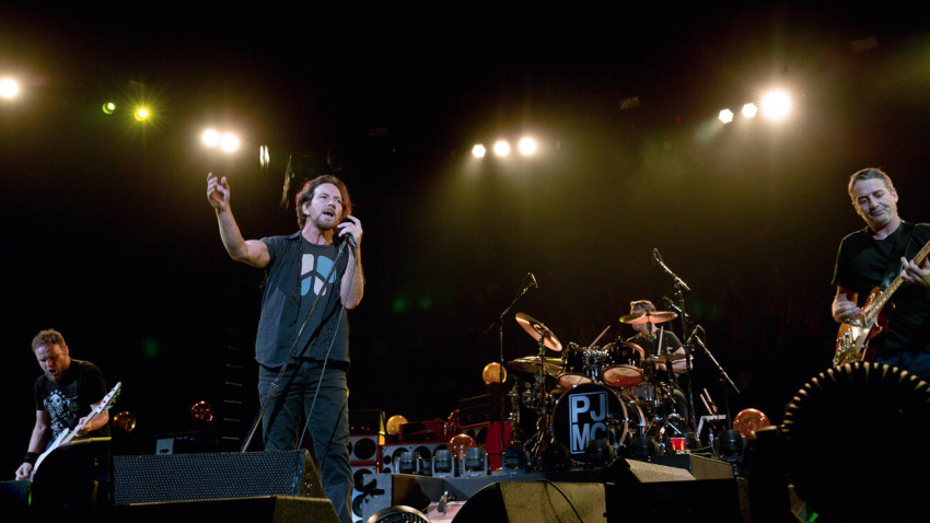 G1B60N Pearl Jam perform at the Air Canada Centre, Toronto
