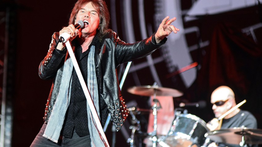 3D9PPTD Europe (Joey Tempest, voice; Ian Haugland, drums) performing live. Masters of Rock Festival, Buenos Aires, Argentina.