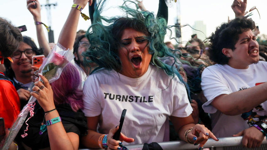 3F5PDMH Chicago, USA. 03rd Aug, 2026. Fans scream and dance as Turnstile performs at the Bud Light stage during Lollapalooza at Grant Park on Aug. 2, 2026. Credit: Eileen T. Meslar/Chicago Tribune/TNS/Alamy Live News