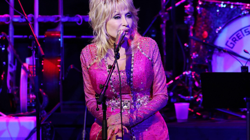 2HYT800 Dolly Parton onstage at the 1st annual Kiss Breast Cancer Goodbye Benefit Concert held at the Country Music Hall of Fame's CMA Theater on October 24, 2021 in Nashville, TN.