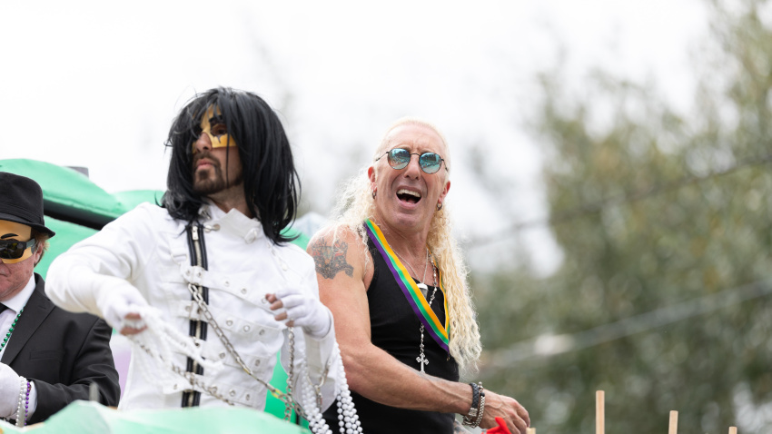 T642TW New Orleans, Louisiana, USA - February 23, 2019: Mardi Gras Parade, Dee Snider on a float throwing beads to the spectators during the mandi gras parad