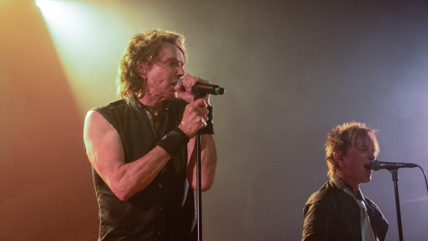 3D1AJ34 October 26, 2025, Los Angeles, California, USA: RICK SPRINGFIELD (L) and BILLY MORRISON at the Above Ground 4 benefit concert at the Fonda Theatre in Hollywood, California (Credit Image: © Charlie Steffens/ZUMA Press Wire) EDITORIAL USAGE ONLY! Not for Commercial USAGE!