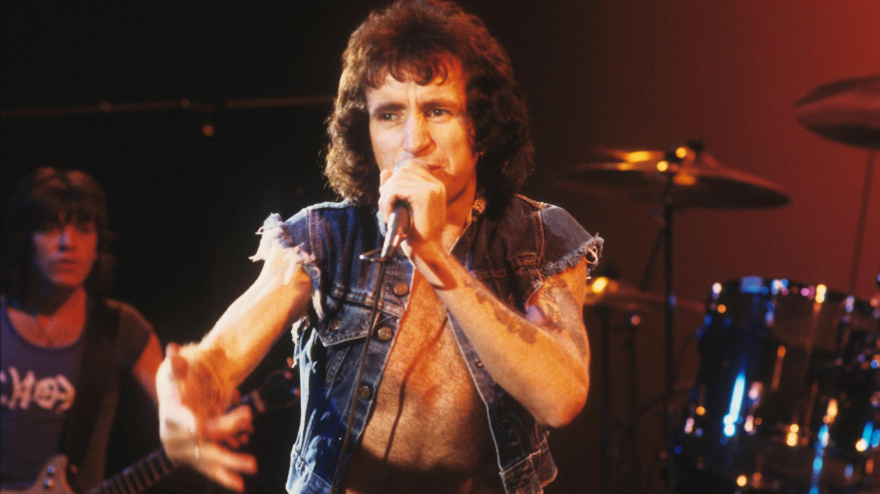 W18FR1 AC/DC US rock group with Bon Scott about 1975. Photo: Jeffrey Mayer