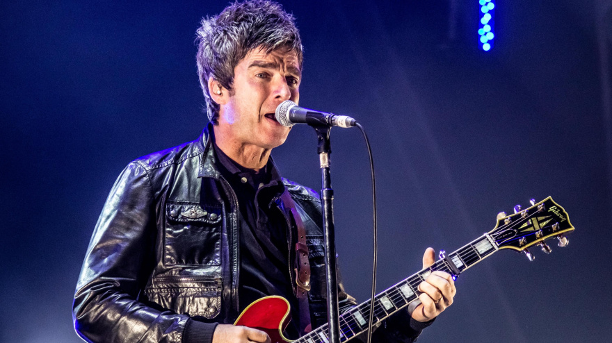 P1JNY6 Noel Gallagher and the High Flying Birds performing live at Victorious Festival 2016.