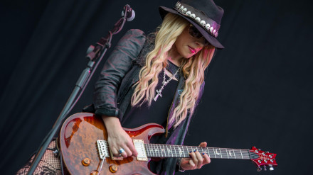 Orianthi tocando en el Download Festival