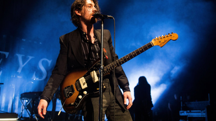 2XBH9G3 London, UK - June 7th 2018: Arctic Monkeys | Alex Turner performing live at the Royal Albert Hall. All profits go to War Child UK .