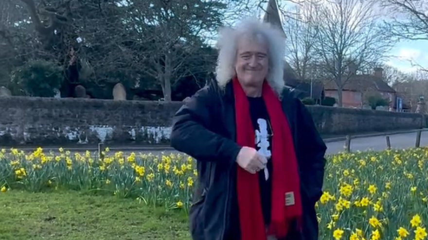Brian May en el jardín de Elstead Church Green
