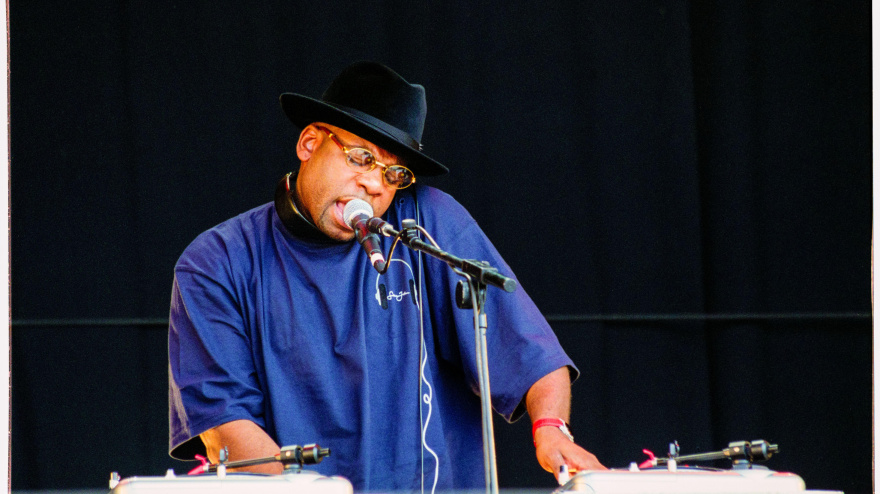 2TBA1TB JASON MIZELL, RUN DMC, READING FESTIVAL, 2001: DJ Jason 'Jam Master Jay' Mizell (1965-2002) of Run DMC playing on the Main Stage at Reading Festival, Reading, UK on 24 August 2001. Run DMC were touring with their final album 'Crown Royal'. They split a year later in 2002 after DJ Jason 'Jam Master Jay' Mizell was murdered. Photo: Rob Watkins