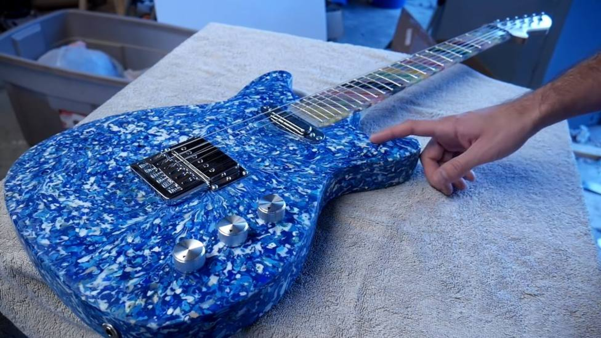 Figura Decorativa De Guitarra De Plástico - Instrumento Musical Miniaturas Para Estantería O Colección