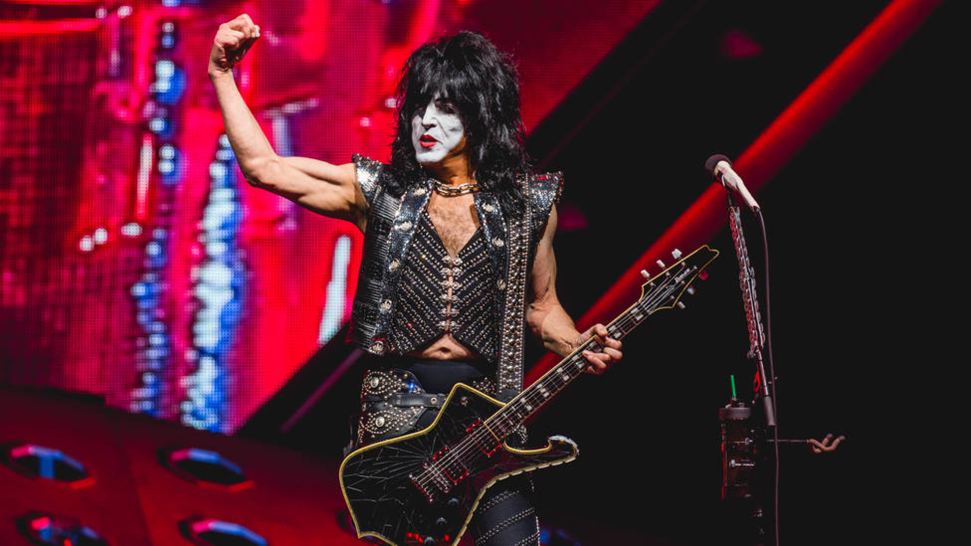 Paul stanley live. Kiss гитарист. пол стэнли музыкант. paul stanley live to win.