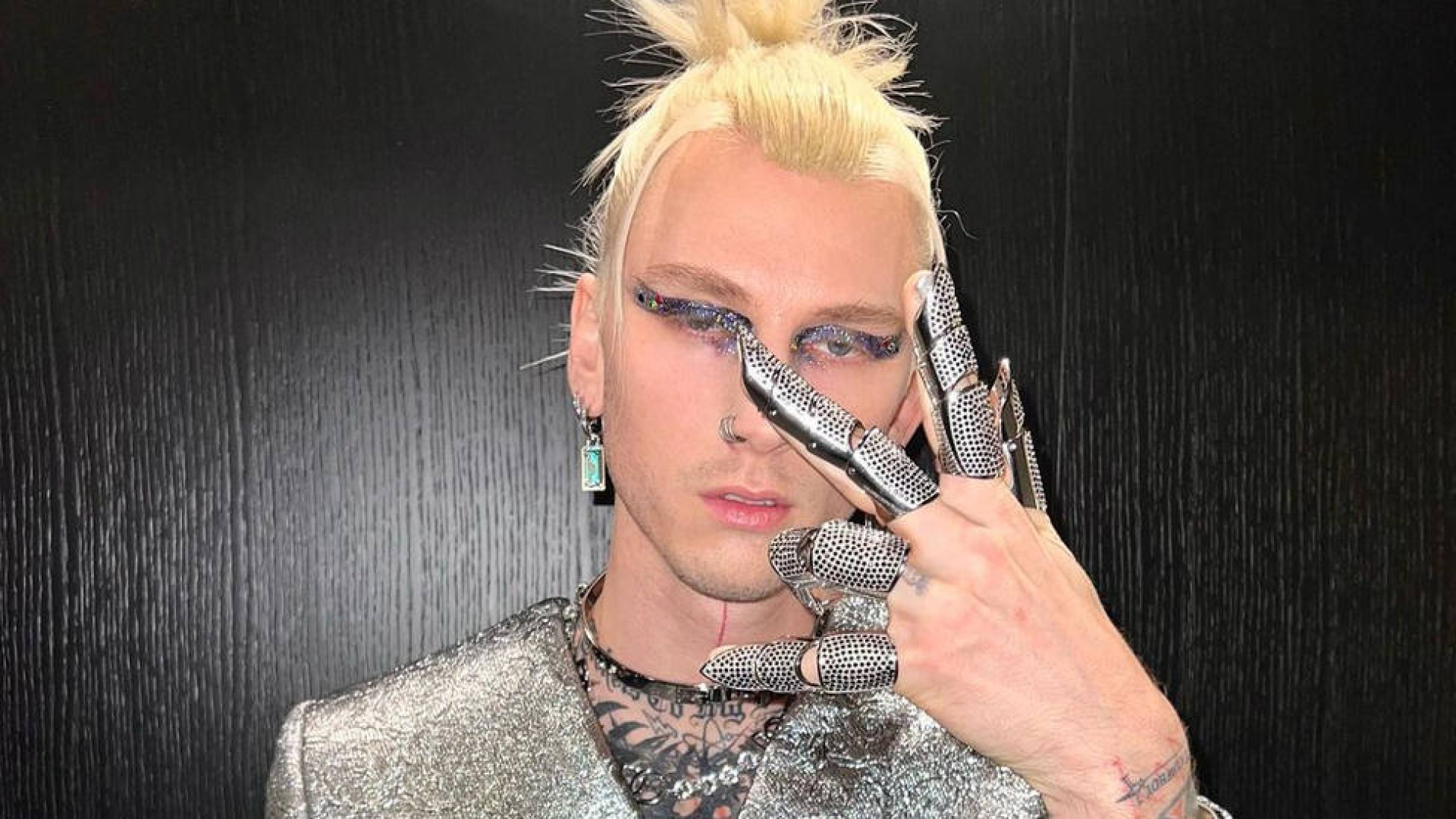 La insólita mala suerte de Machine Gun Kelly: se electrocuta en su ...