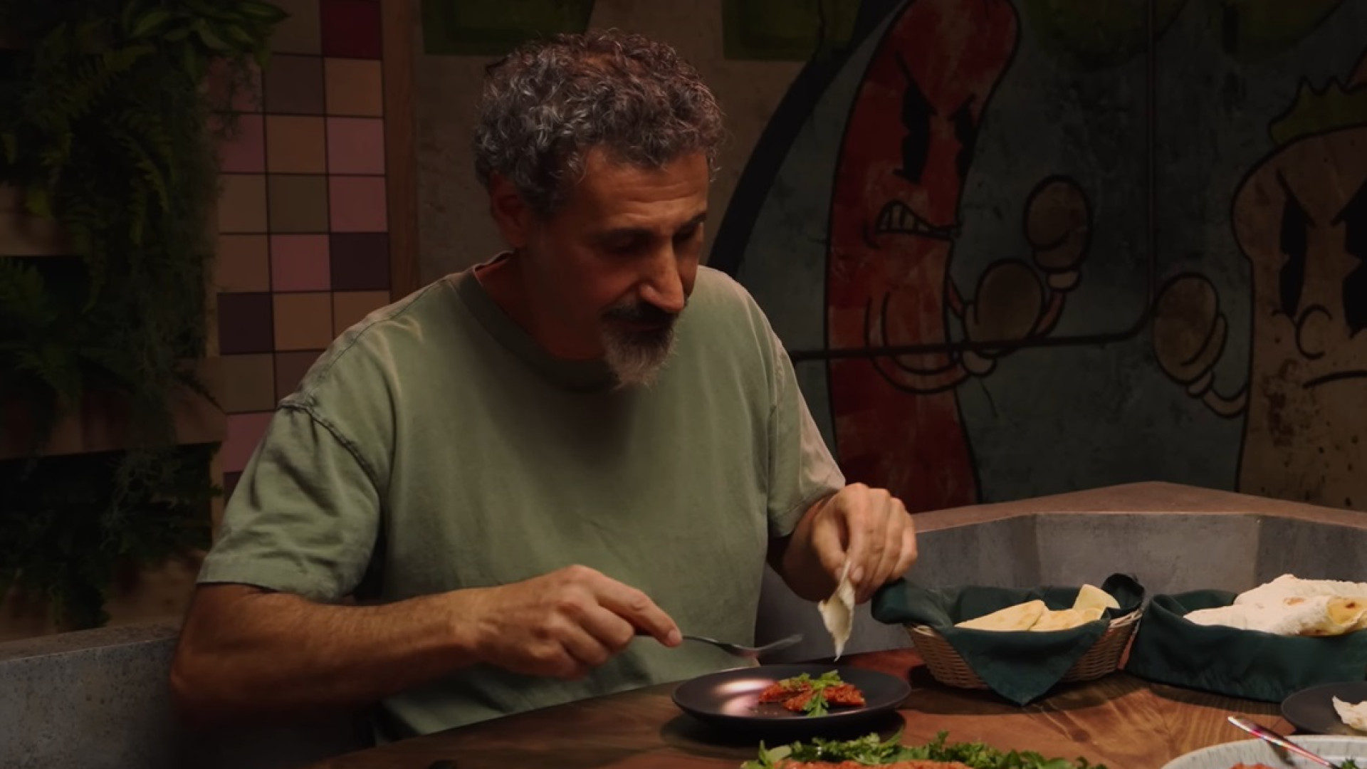 serj-tankian-system-of-a-down-se-come-uno-de-los-platos-m-s-extra-os