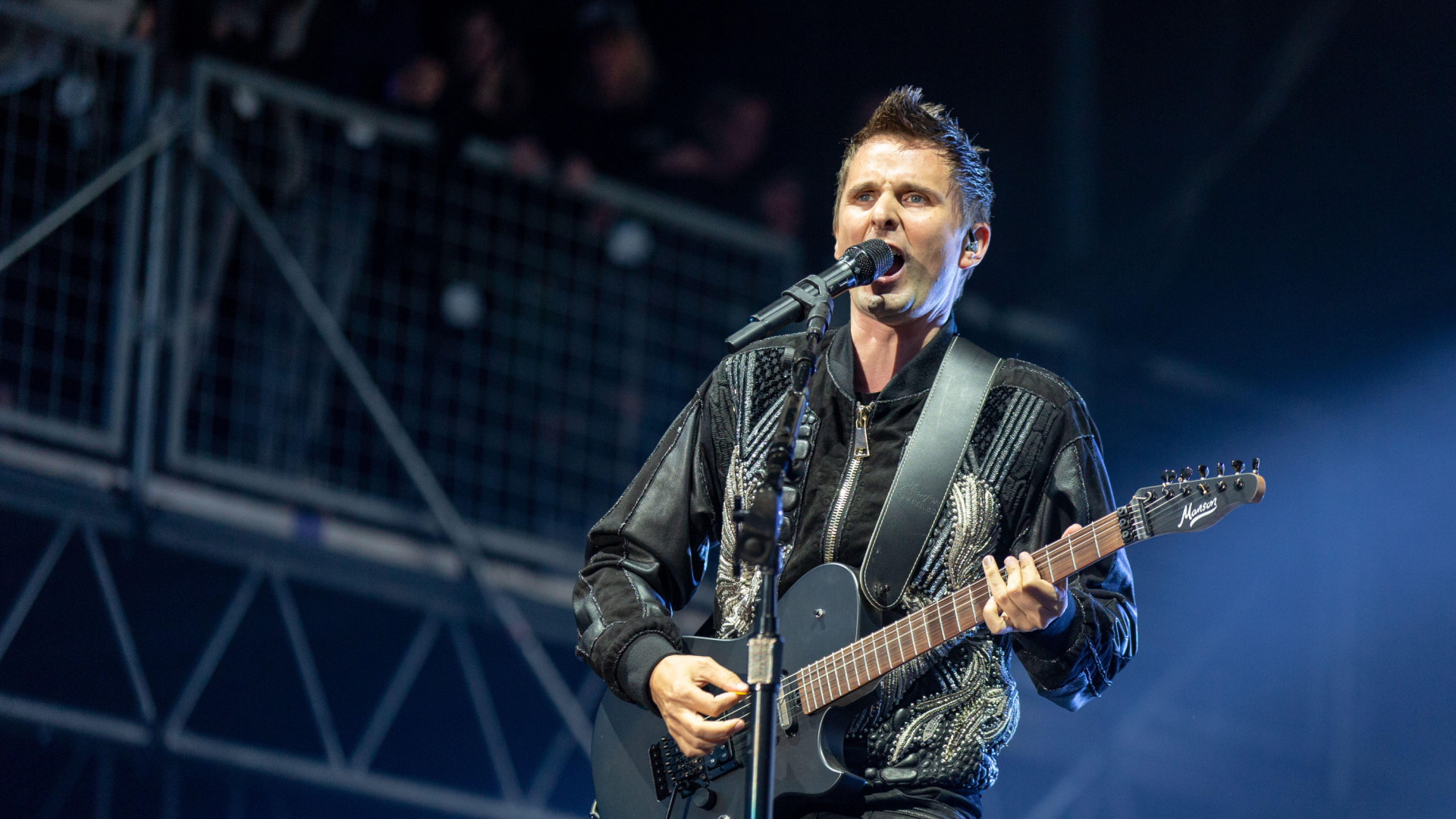 Matt Bellamy (Muse) hace una inesperada aparición en Coachella para tocar un tema inédito