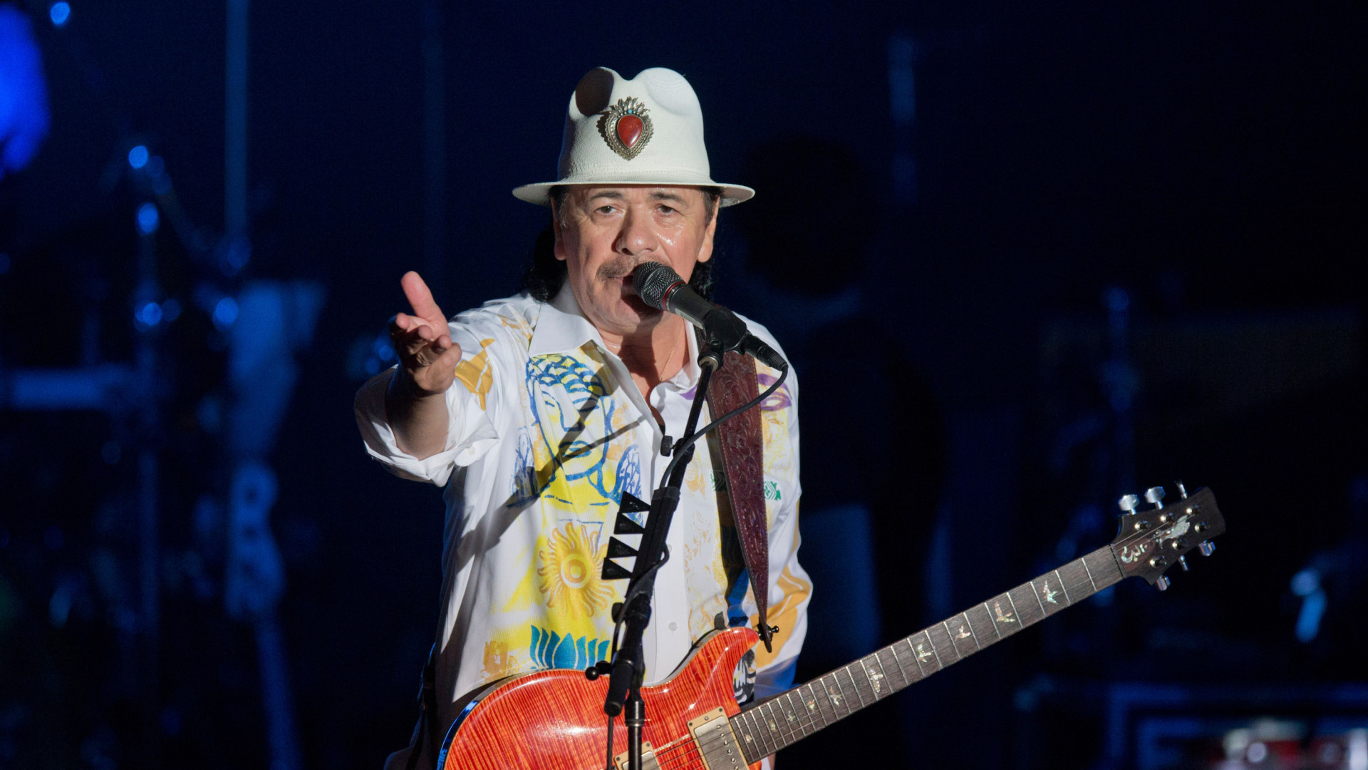 Santana habla sobre el ego de los guitarristas que presumen de virtuosos: “La música no es un...