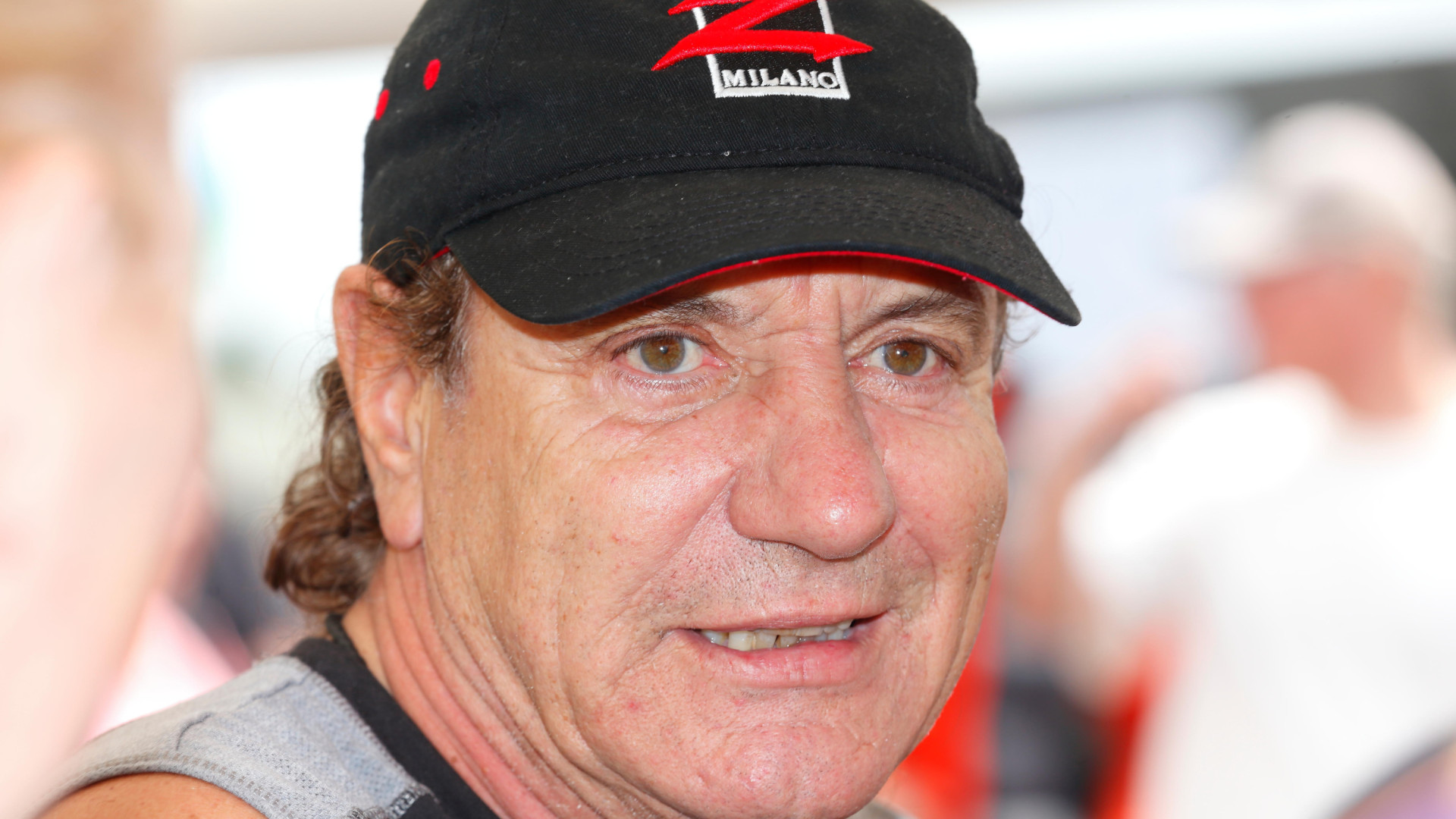 Brian Johnson (AC/DC) cantando “Hold the Line” de Toto: un tesoro ...