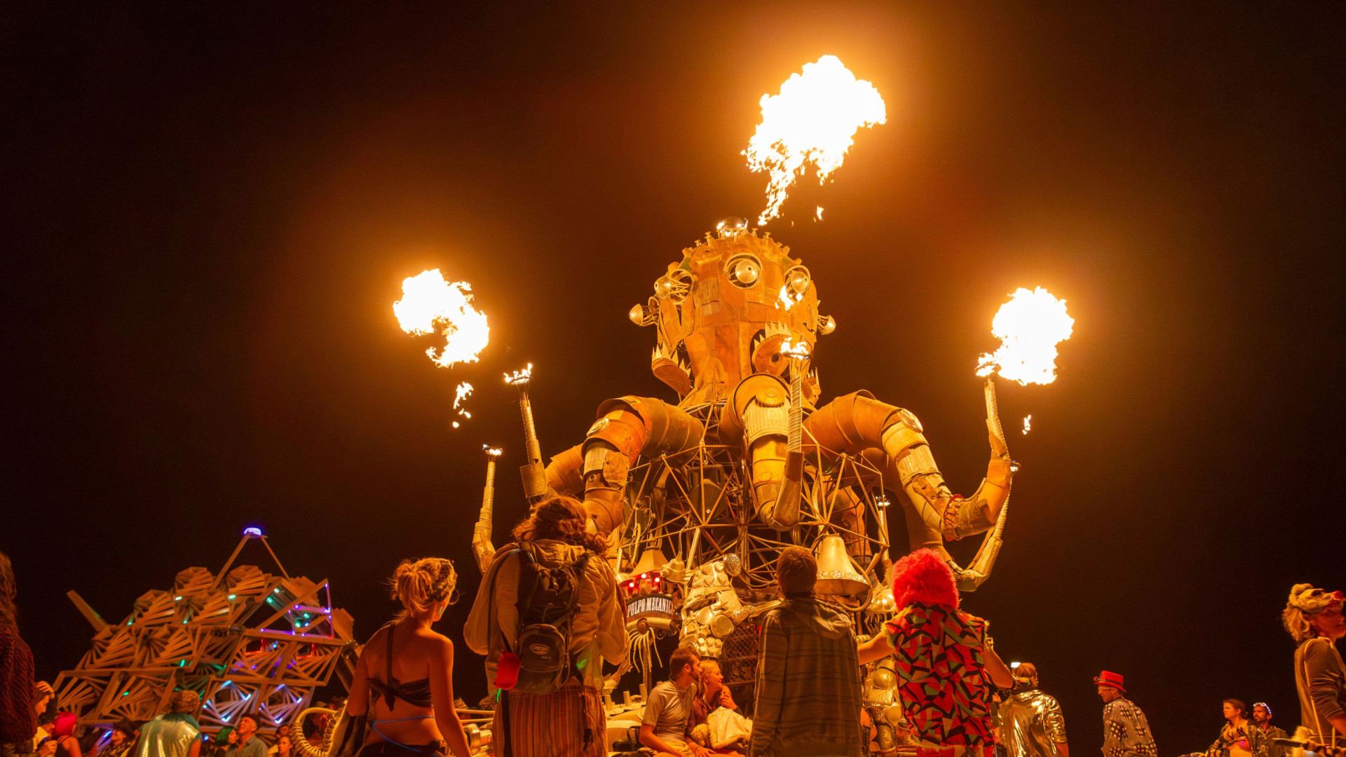 Miedo en el festival Burning Man: se encuentran a un hombre “tirado en un charco de sangre”